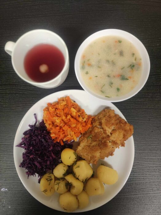 Zupa grysikowa, ryba smażona, ziemniaki, surówka z kapusty, jarzynka po grecku, kompot