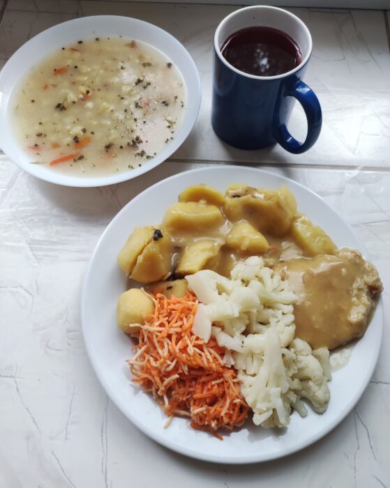 kompot, zupa, ziemniaki, schab w sosie, surówka, kalafior
