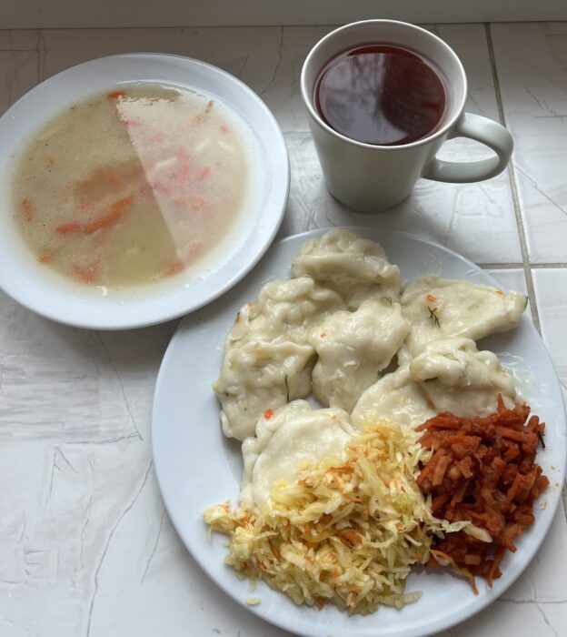 kompot, zupa, pierogi, surówka, jarzynka