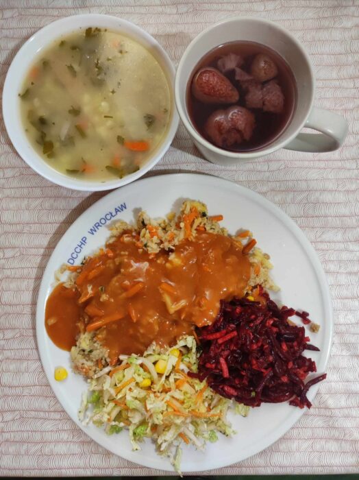 Barszcz biały, risotto, sos pomidorowy, buraczki, kapusta pekińska, kompot