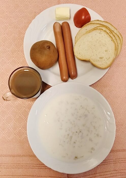 Zupa mleczna, pieczywo, masło, parówki, pomidor, gruszka, kawa z mlekiem