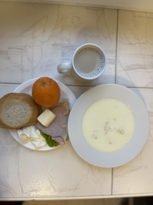 zupa mleczna, serek kanapkowy, polędwica, pieczywo, masło, sałata, pomarańcza
