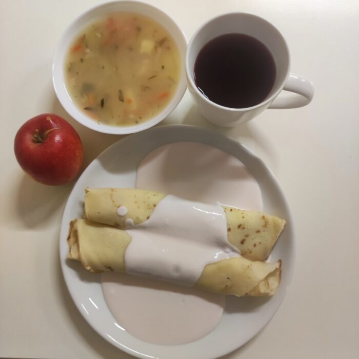 Zupa ogórkowa,naleśniki z serem, polewa owocowa, jabłko, kompot
