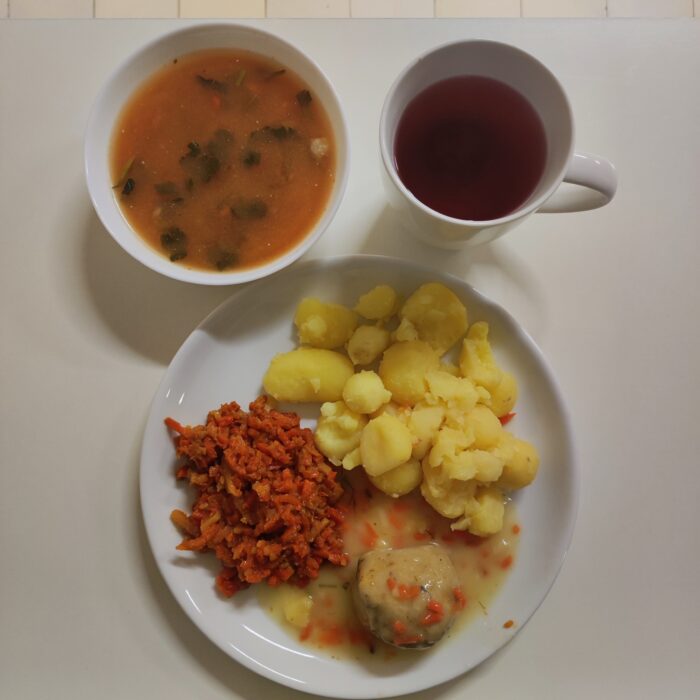 Zupa pomidorowa, ziemniaki, pulpet rybny, jarzynka po grecku, kompot