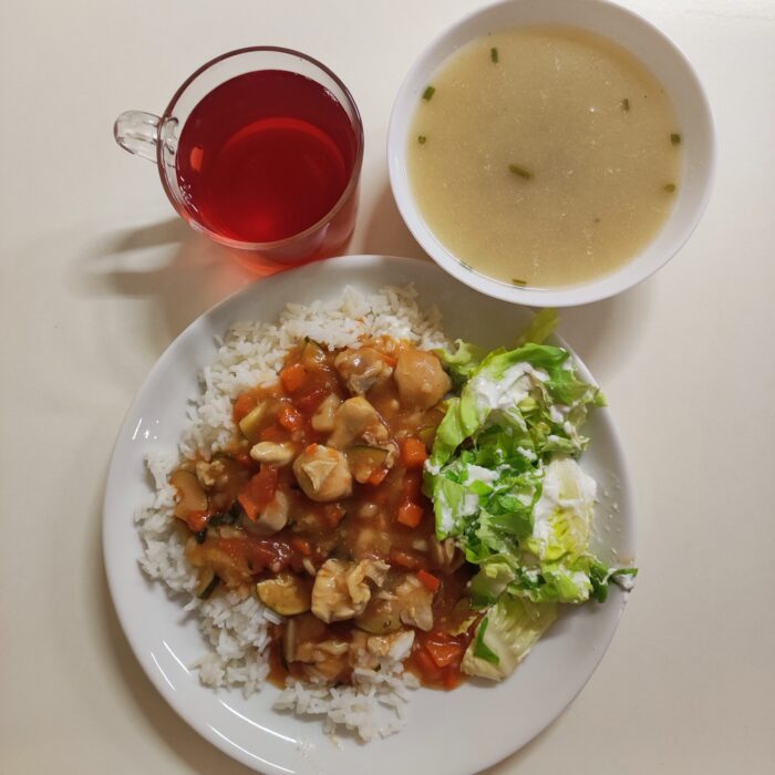 Zupa jarzynowa, leczo z kurczakiem, ryż, sałata ze śmietaną, kompot