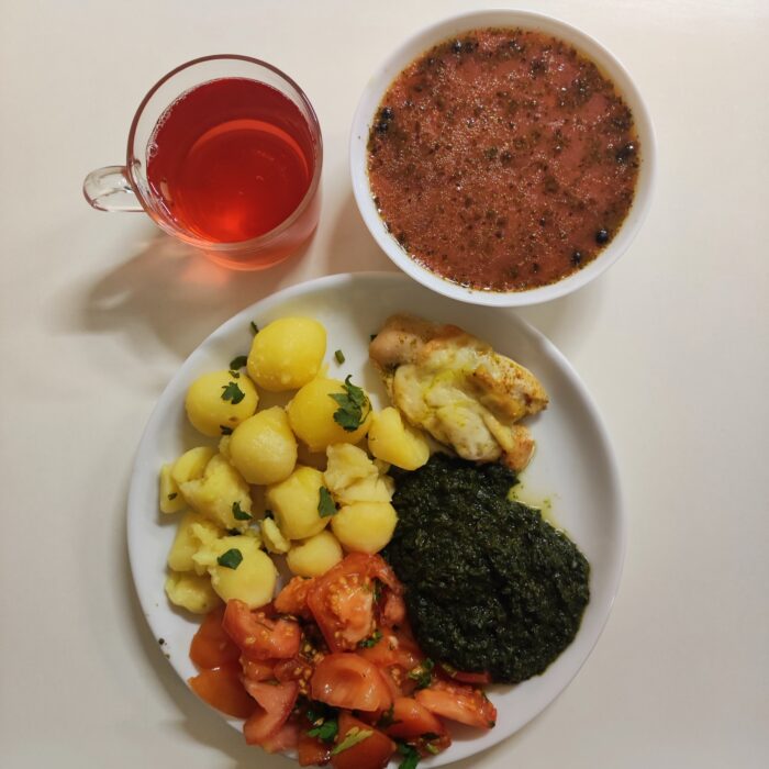 Barszcz czerwony, ziemniaki, filet drobiowy, szpinak, sałatka z pomidorów, kompot