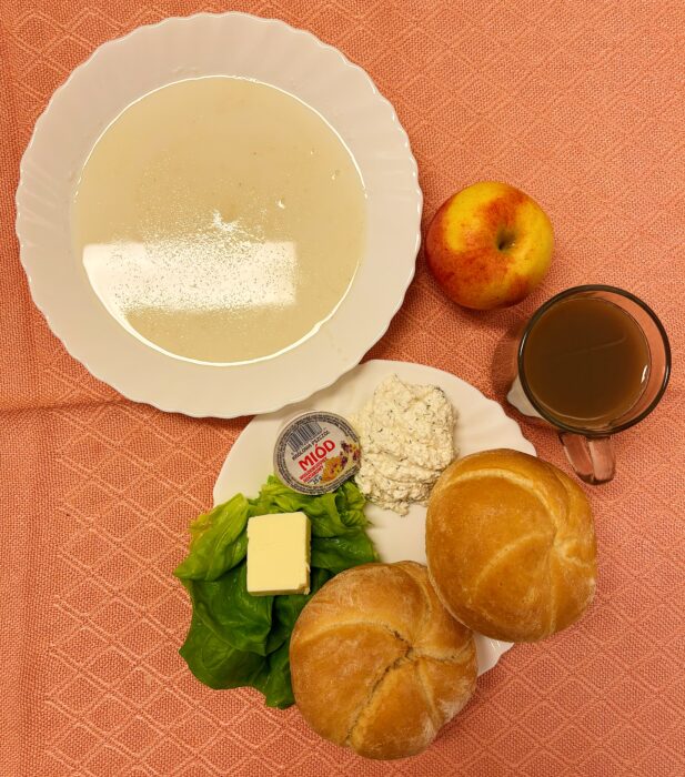 Kasza manna na mleku, pieczywo, masło, twarożek, miód, sałata, jabłko, kawa z mlekiem.