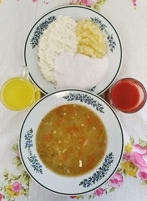 Zupa grochowa, ryż biały, mus jabłkowy, sos jogurtowy, sok warzywny, kompot.