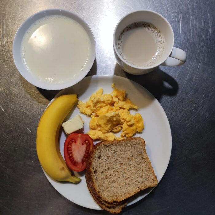 Zupa mleczna, kawa mleczna, chleb graham, masło, jajecznica, pomidor, banan