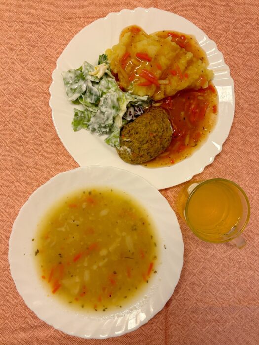 Zupa kalafiorowa, kotlet rybny z sosem, ziemniaki, sałata z jogurtem, kompot.