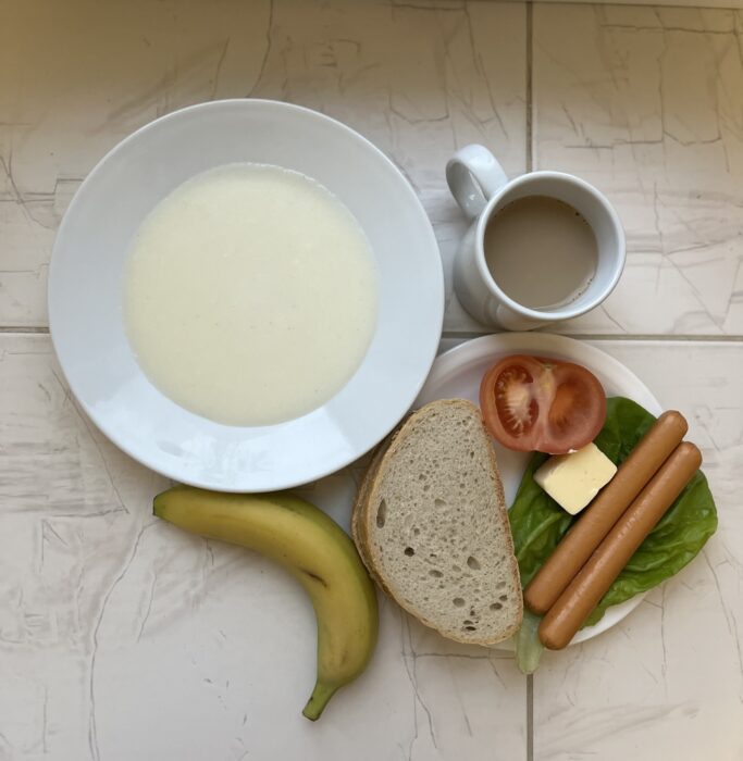 parówka drobiowa 2 szt, masło, pomidor, sałata, pieczywo pszenno-zytnie, banan, kawa zbożowa, kasza manna na mleku