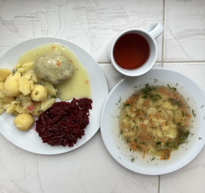 zupa jarzynowa z ziemniakami, pulpet z ryby w sosie koperkowym, ziemniaki gotowane, buraczki gotowane z olejem, kompot owocowy