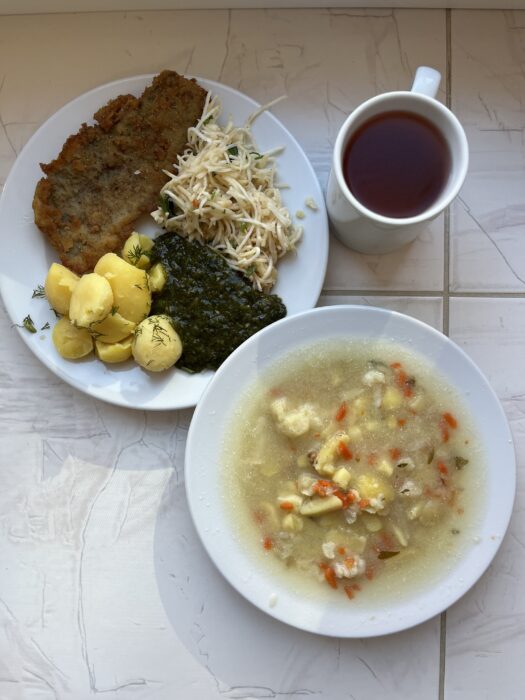 zupa kalafiorowa, ryba smazona, ziemniaki, szpinak, surówka zselera i jabłka, kompot owocowy