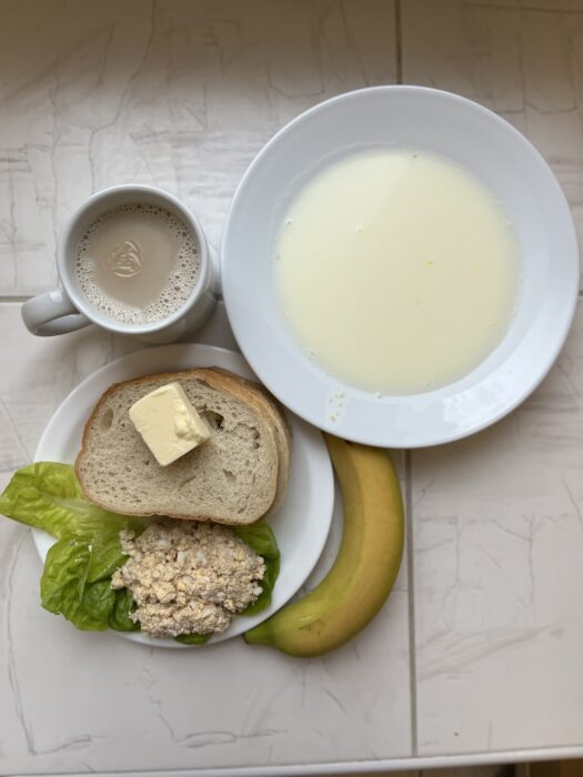 kasza kukurydziana na mleku, kawa z mlekiem, pieczywo, masło, pasta z tuńczyka i jaja, sałata, banan