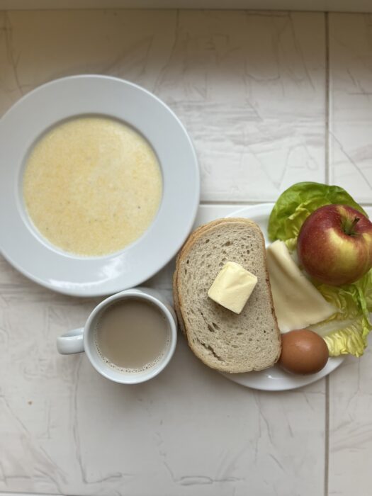 zupa mleczna, kawa, chleb, masło, ser, jajko, sałata, jabłko