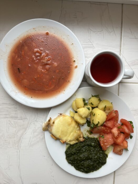 zupa, kompot, kotlet z serem, ziemniaki, pomidory, szpinak