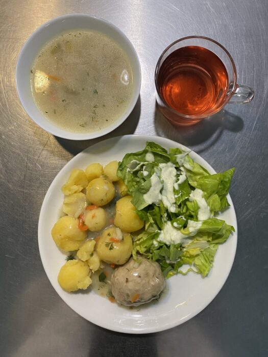 zupa koperkowa, kompot, pulpet w sosie pietruszkowym, sałata z jogurtem, ziemniaki