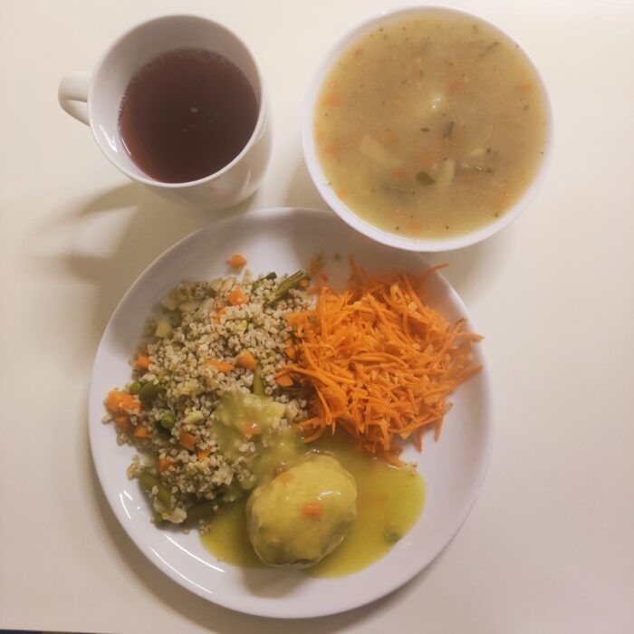 Zupa brokułowa, kaszotto z warzywami, pulpet w sosie, surówka z marchewki i jabłka, kompot