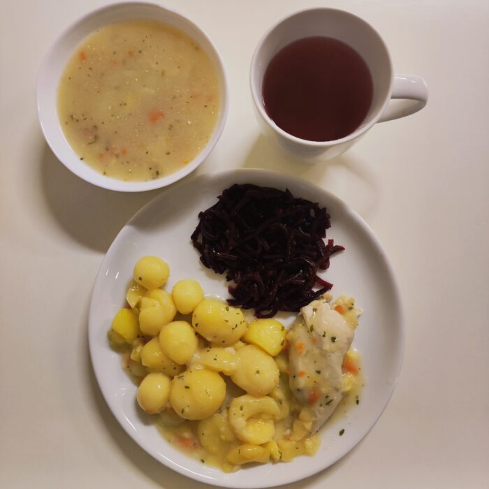Zupa kalafiorowa, filet drobiowy, buraczki, ziemniaki, kompot