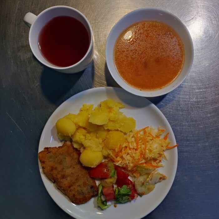 Zupa pomidorowa, ryba smażona, ziemniaki, surówka wiosenna, surówka z warzyw mieszanych, kompot