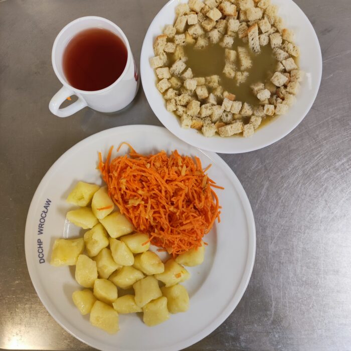Zupa brokułowa z grzankami, leniwe, surówka z marchewki i jabłka, kompot