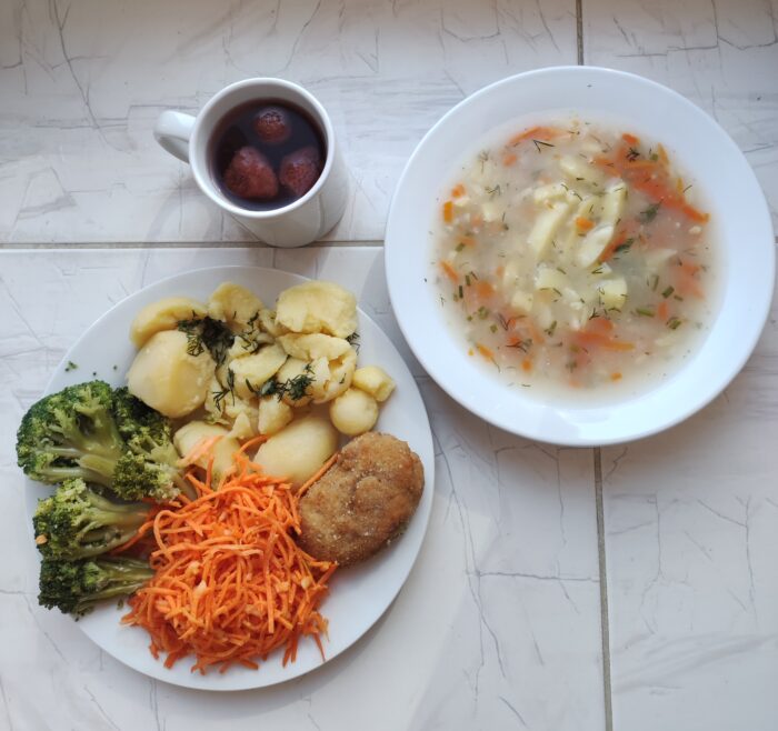 kompot, zupa, ziemniaki, brokuł, marchewka, kotlet mięsny
