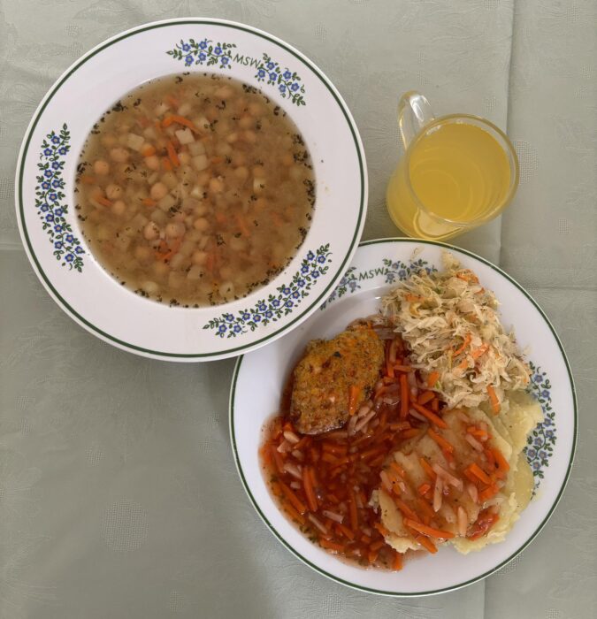 Zupa z ciecierzycą, kotlet rybny, sos grecki, kapusta kiszona, kompot