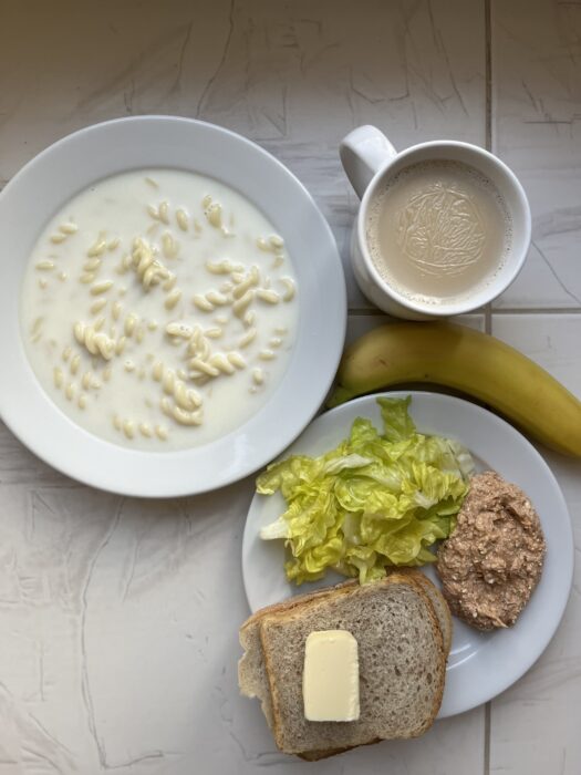 zupa mleczna, kawa, sałata, pasta rybna, chleb, masło, banan