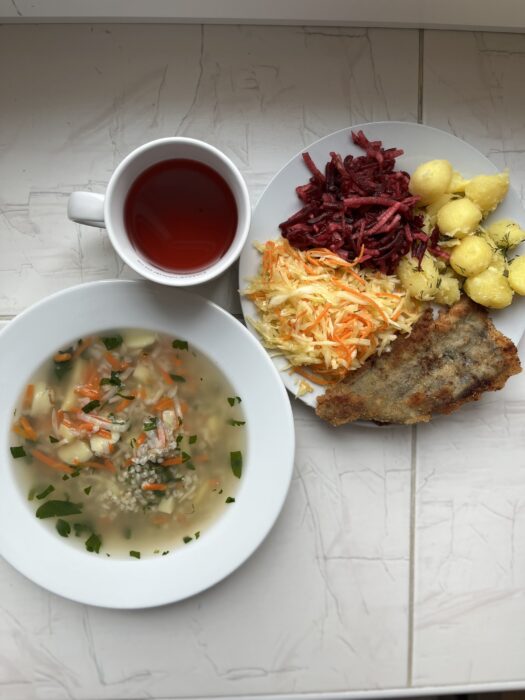 zupa krupnik, ryba, ziemniaki, surówki, kompot