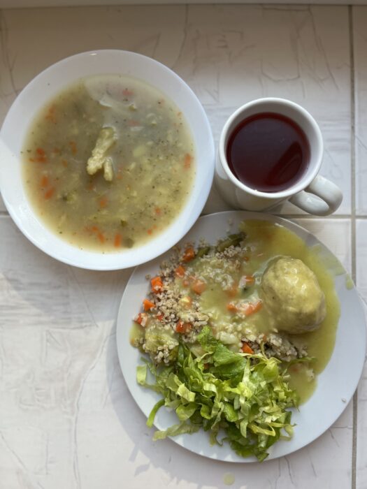 zupa, kompot, kasza z warzywami, pulpet, sałata