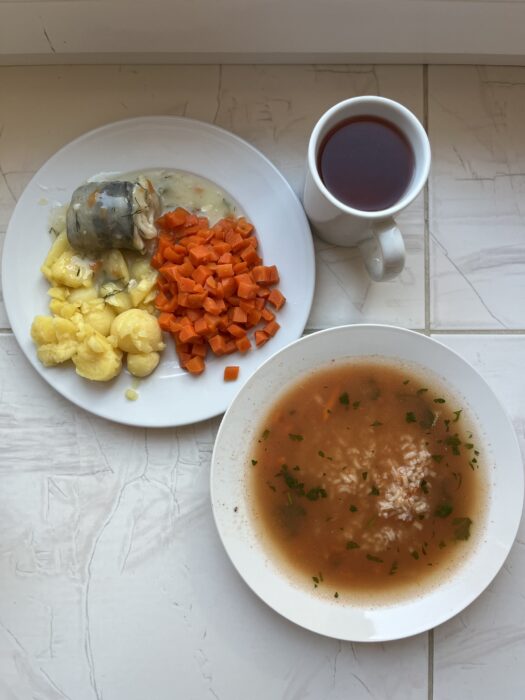 kompot, zupa pomidorowa, ryba, ziemniaki, marchewka
