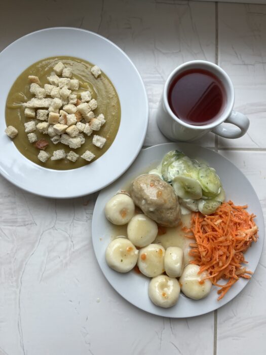 kompot, zupa z grzankami, pulpet, kluski śląskie, marchewka, ogórek