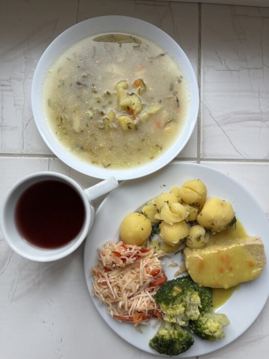 kompot, zupa, surówka, brokuły, ziemniaki, pieczeń z sosem