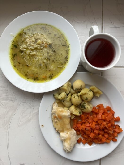 kompot, zupa, ziemniaki z koperkiem , marchewka gotowana, mięso z sosem