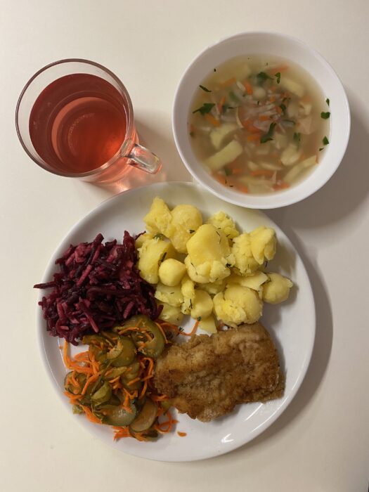 Krupnik, ryba, ziemniaki, buraczki, ogórek kiszony z marchewką, kompot