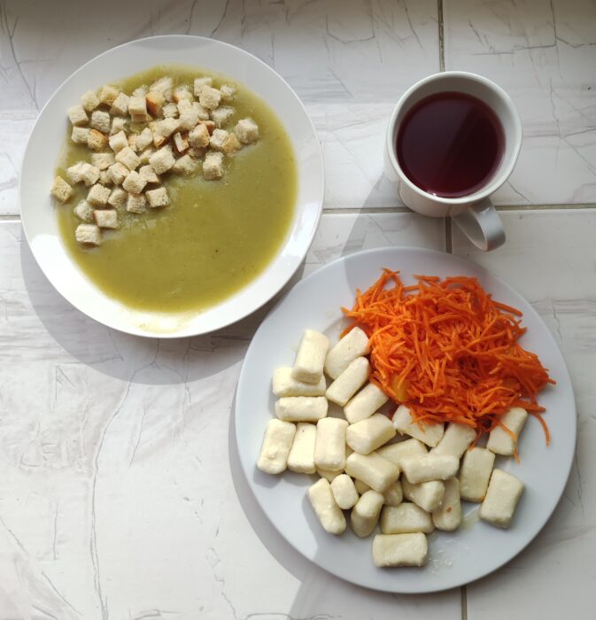 kompot, zupa brokułowa z grzankami, kluski leniwe, surówka z marchewki