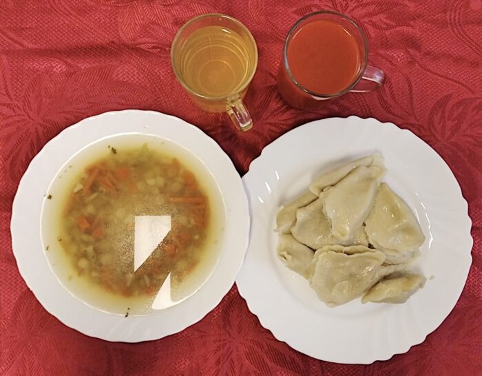 Jarzynowa, pierogi z mięsem, sok warzywny, kompot