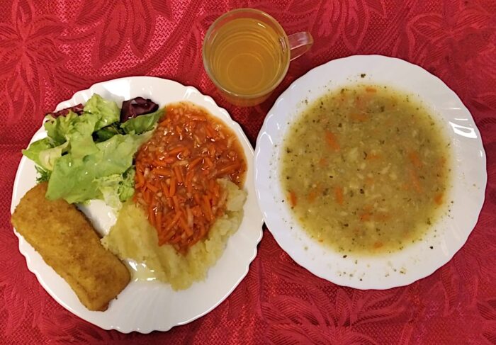 Zupa, ryba panierowana, ziemniaki, sos grecki, sałata z winegret, kompot