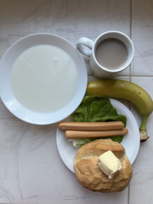 kawa, zupa mleczna, bułka, masło, parówki sałata, banan