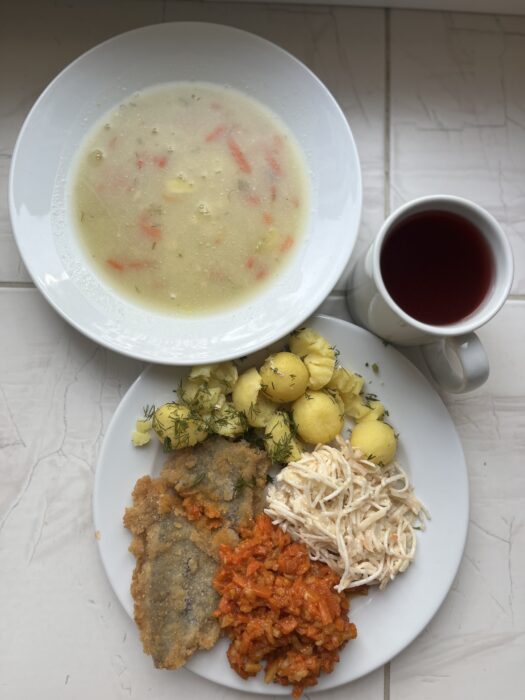 kompot, zupa, ryba po grecku, ziemniaki, surówka