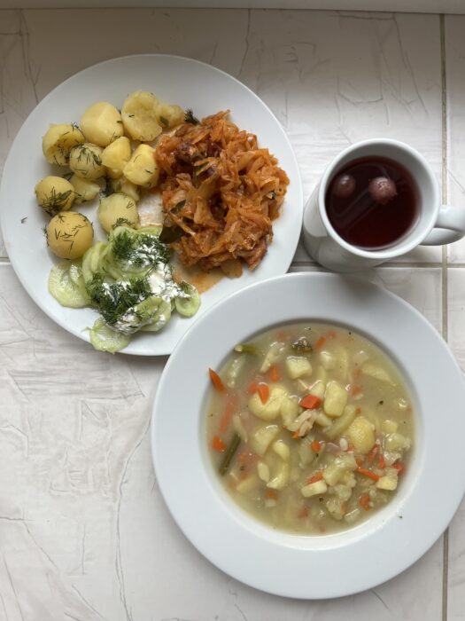kompot, zupa, bigos, mizeria, ziemniaki