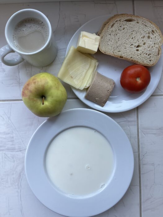 kawa, zupa mleczna, chleb, masło, ser, pasztet, pomidor, jabłko