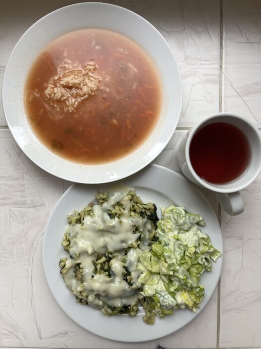 kompot, zupa, makaron z sosem i mięsem, sałata