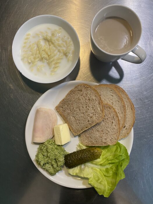 zupa mleczna, kawa, masło, wędlina, pasta brokułowa, pieczywo, sałata, ogórek konserwowy