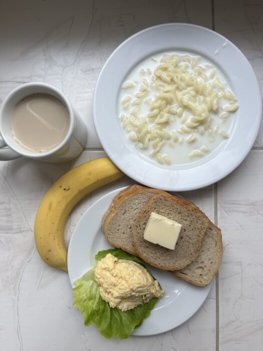 kawa, zupa mleczna, masło, chleb, pasta jajeczna, sałata, banan