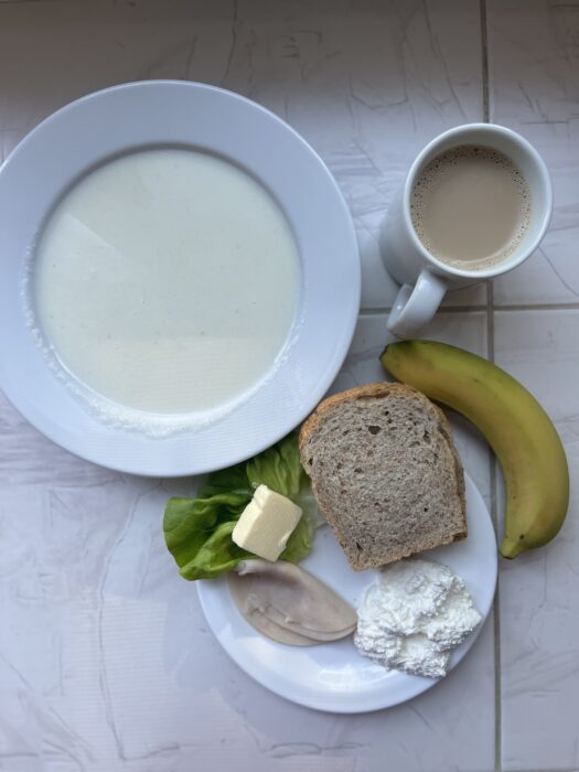 kawa, zupa mleczna, masło, chleb, twarożek, szynka, sałata, banan
