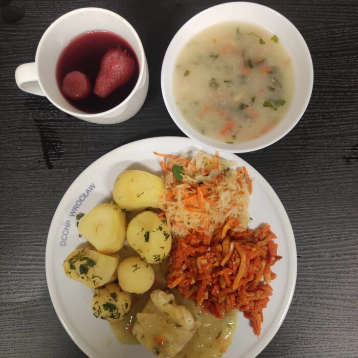 Zupa gospodarska, ryba gotowana z sosie, ziemniaki, jarzyny gotowane, surówka z kapusty, kompot
