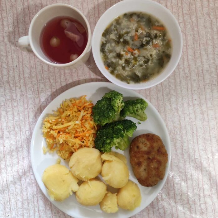 Zupa szczawiowa z ryżem, kotlet rybny, ziemniaki, brokuły, surówka z kapusty, kompor