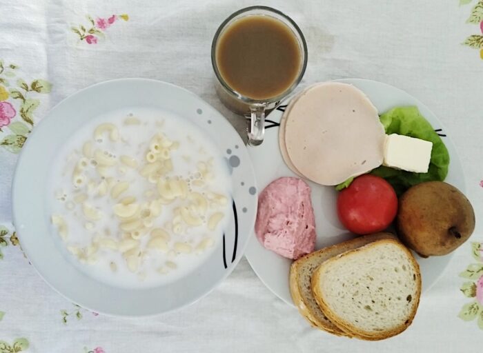 Zupa mleczna, wędlina, twarożek z burakiem, masło, pomidor, sałata, jabłko, kawa