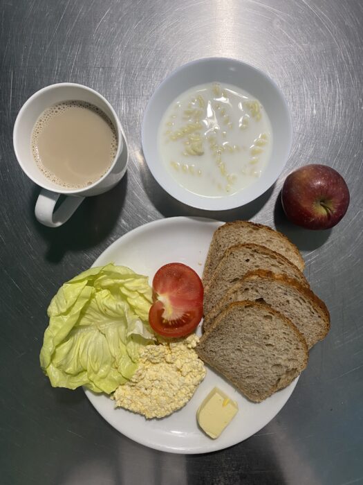 Makaron na mleku, chleb graham, pasta jajeczna, masło, pomidor, sałata, jabłko, kawa